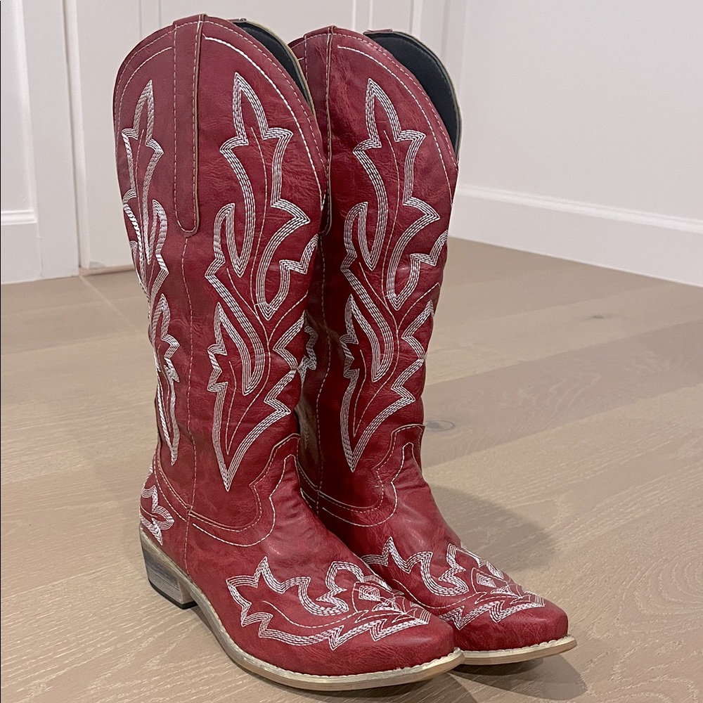 Red Western Cowboy Boots with White Embroidery Size 7.5